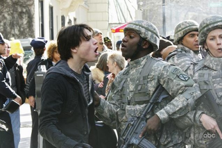Illustration for article titled Alan Tudyk Leads The Human Resistance Against Ridiculous Alien Cleavage, In New V Stills